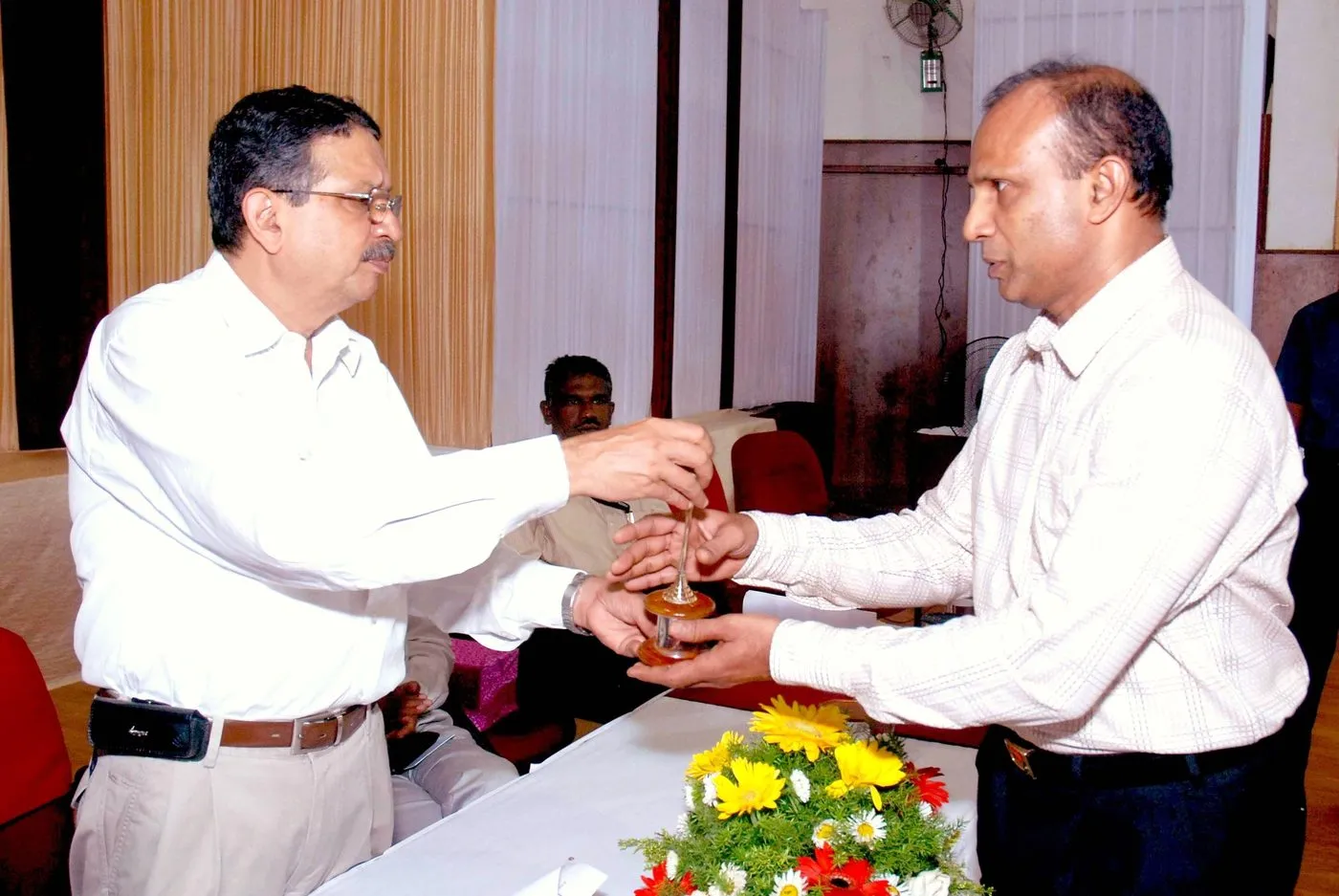Dr. A. Jayakrishnan, Vice Chancellor, University of Kerala, presenting a memento to Dr. Joseph Sebastian Thekedam